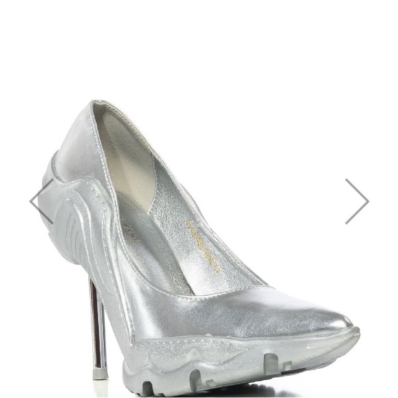 Beautiful, high heel tennis shoes - Picture 2 of 3